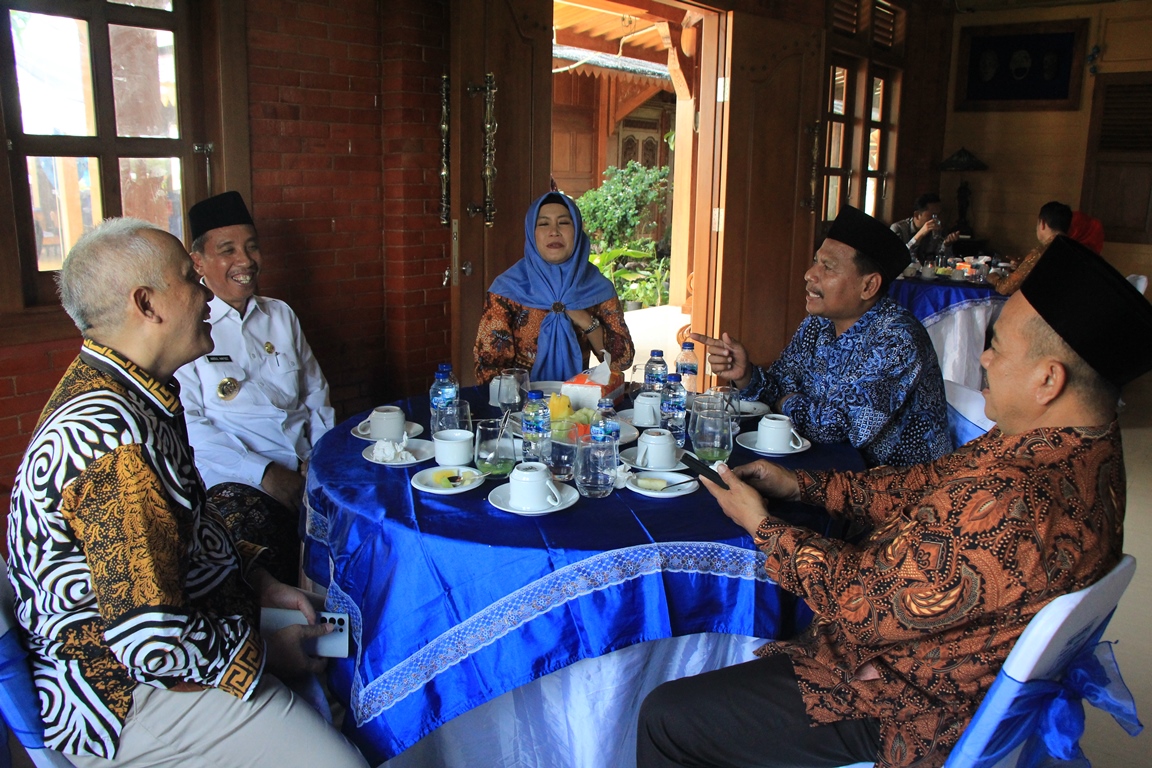 SATU MEJA: Harno Ketua DPC Demokrat Rembang, bersama putrinya Harmusa duduk satu meja bersama Bupati Abdul Hafidz dan Ketua DPRD Supadi baru-baru ini.
