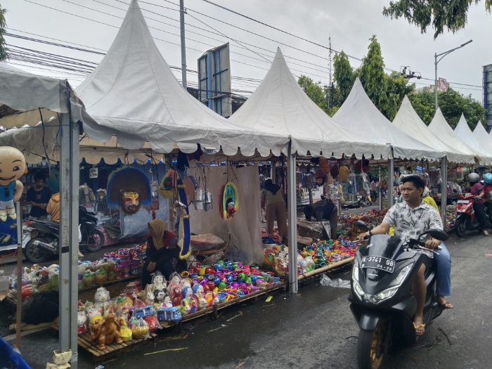 KISAH: Penjual gelas melayani pembeli sebelum tenda Dandangan dibongkar, Selasa (12/3).