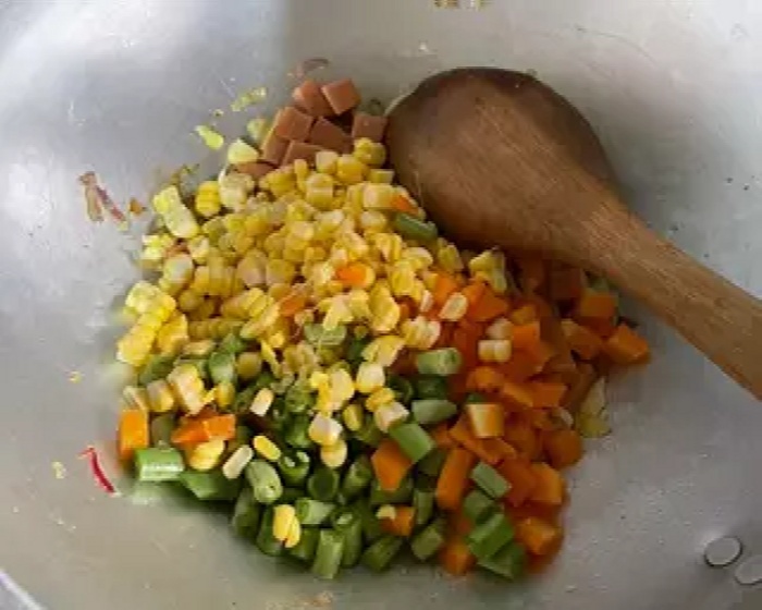 Masukkan sayuran ke wajan.