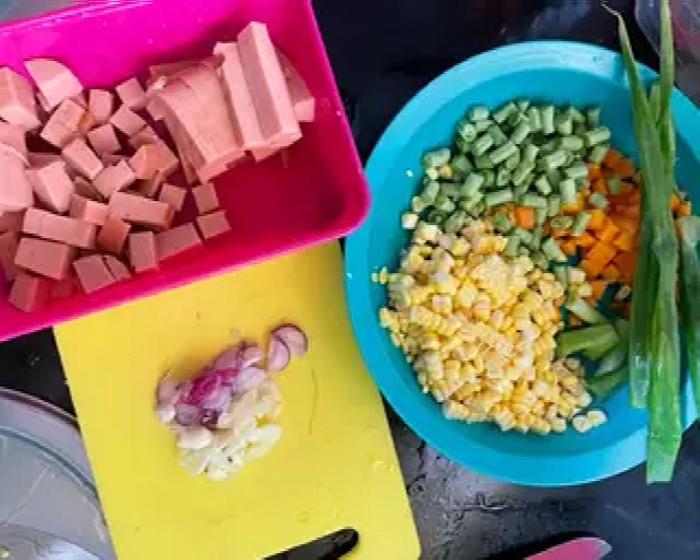 Menyiapkan bahan nasi goreng rice cooker.