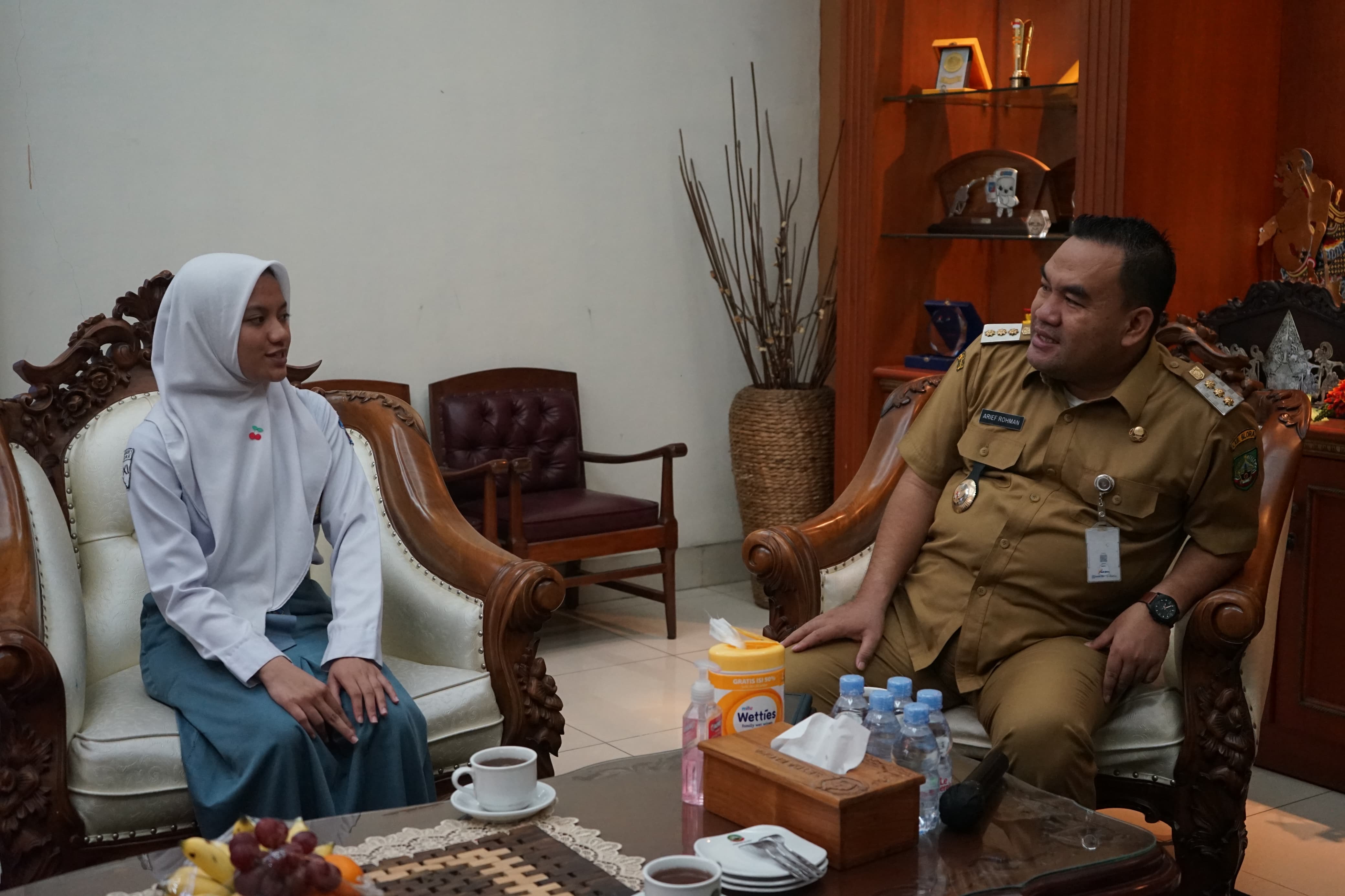 SUKSES: Rizqi Aulia Dinda Primadani saat bertemu dengan Bupati Blora Arief Rohman baru-baru ini.