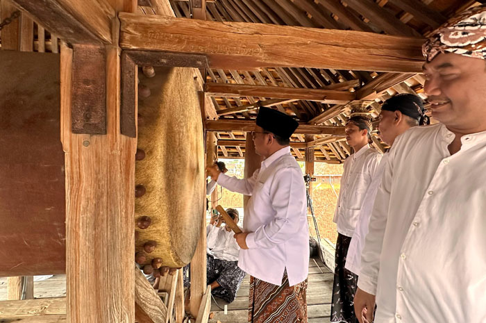 MASUK RAMADAN: Pj Bupati Hasan Habibie menabuh bedug di atas menara Kudus sebagai tanda hari ini mulai puasa Ramadan.
