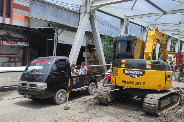DIPERBAIKI: Mobil pikap berwarna hitam saat melintasi Jembatan Kali Babalan Desa Kalirejo Kecamatan Undaan.