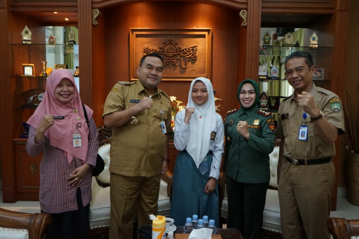 SUKSES: Rizqi Aulia Dinda Primadani, siswi yang lolos beasiswa ke luar negeri saat bertemu dengan Bupati Blora Arief Rohman.
