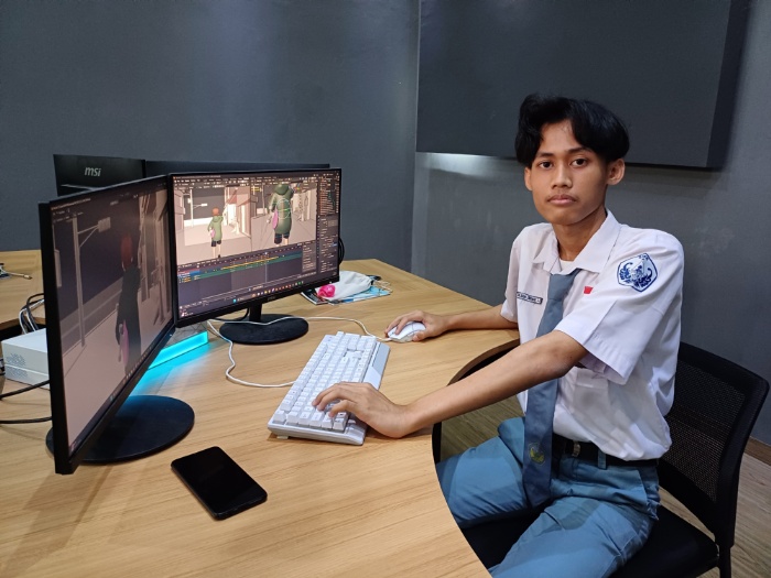 DEDIKASI: Yulian Dimas Eka Saputra, siswa SMK Negeri 2 Jepara saat akan merancang animasi di kelasnya.