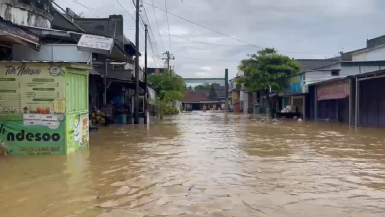 KEBANJIRAN: Kendaraan melintasi genangan air di jalan Kecamatan Kayen Rabu (13/3).