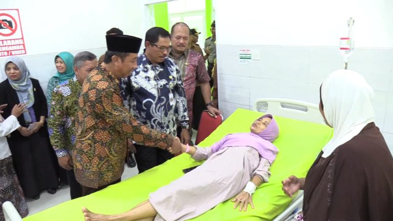 TILIK: Pj Gubernur Jawa Tengah Nana Sudjana bersama Bupati Rembang Abdul Hafidz menemui pasien yang dirawat di Puskesmas Lasem beberapa waktu lalu.