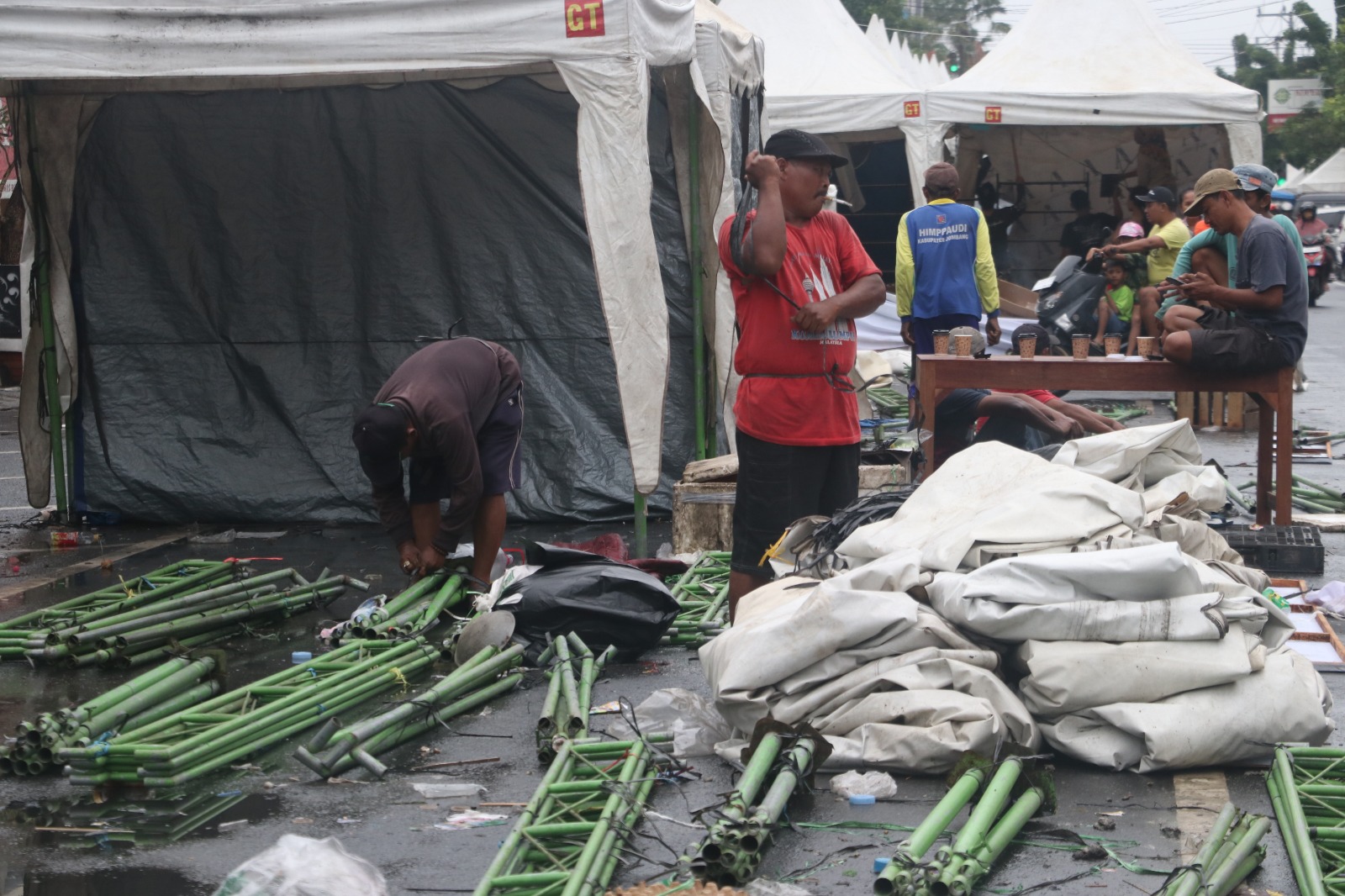 BONGKAR STAND: Pedagang sibuk berkemas-kemas dagangannya usai mremo dandangan di sepanjang Jalan Sunan Kudus kemarin.