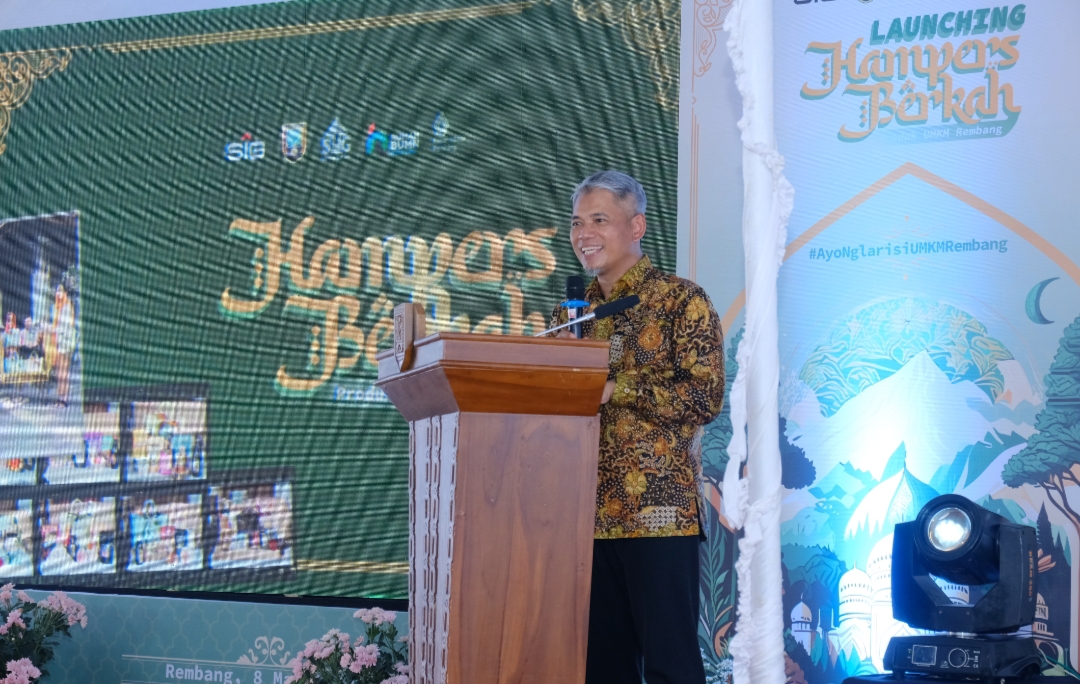 SAMBUTAN: Direktur Utama PT Semen Gresik, Muchamad Supriyadi, memberikan sambutan dalam agenda Launching Hampers Berkah UMKM Rembang di halaman RB Rembang baru-baru ini.