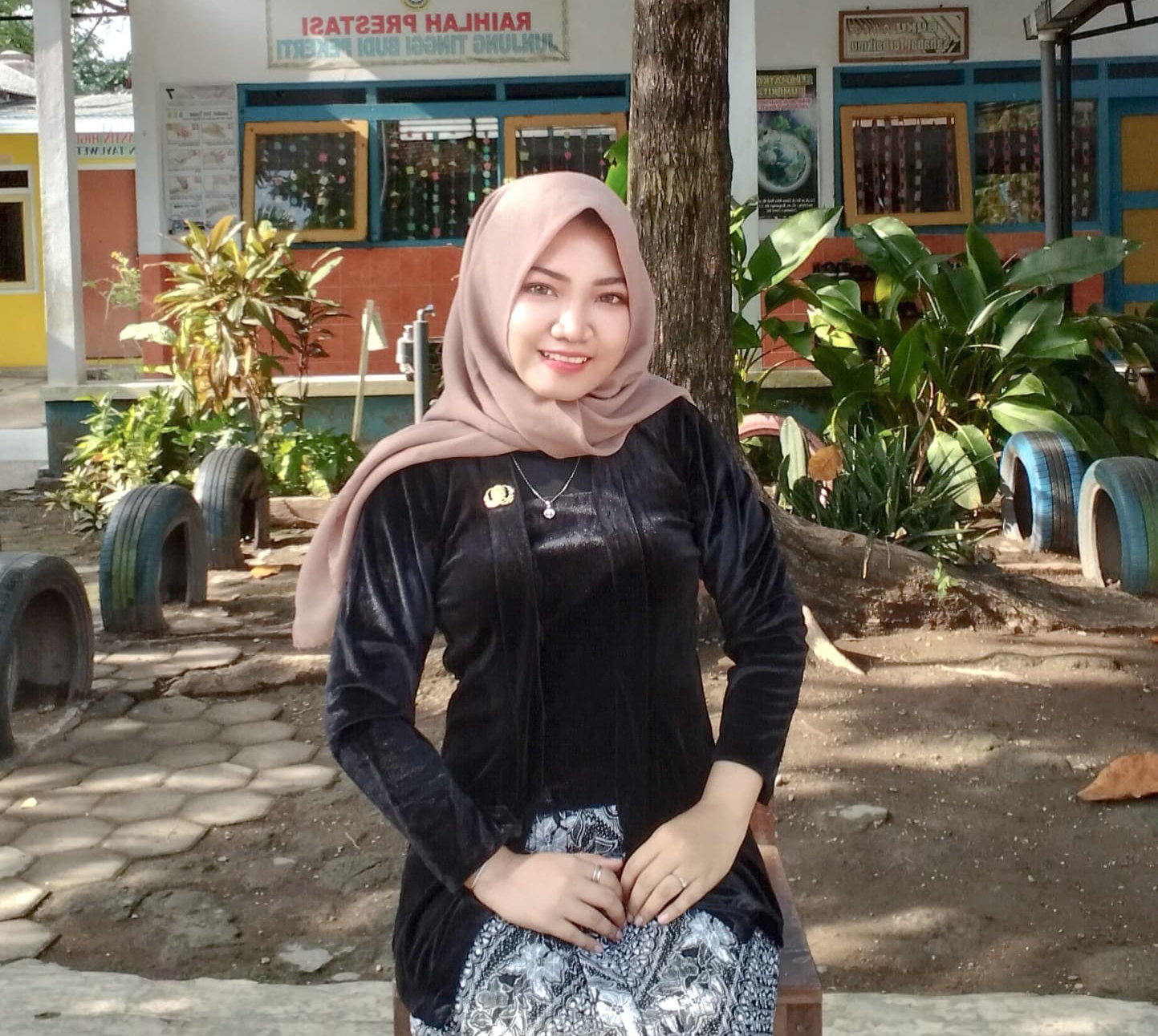 Devi Agustia Hartiningsih.