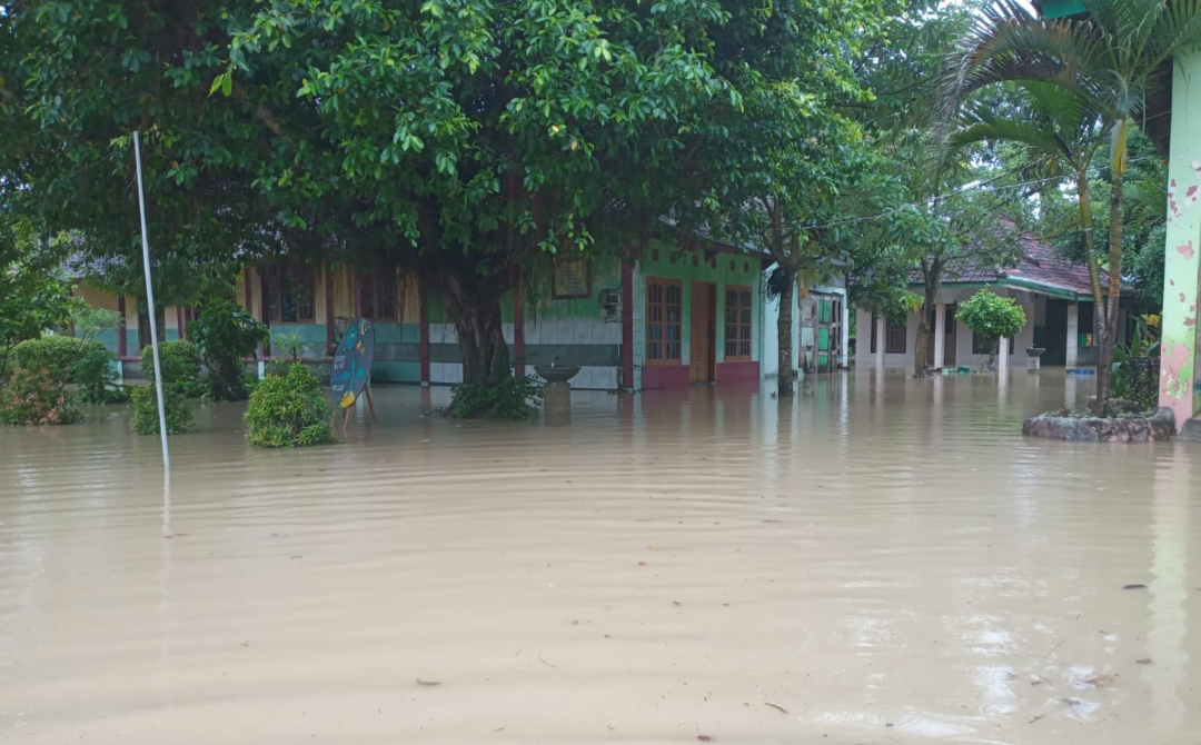 TERENDAM: SMP N 1 Ngaringan terendam banjir sehingga menyebabkan kegiatan belajar mengajar diliburkan.