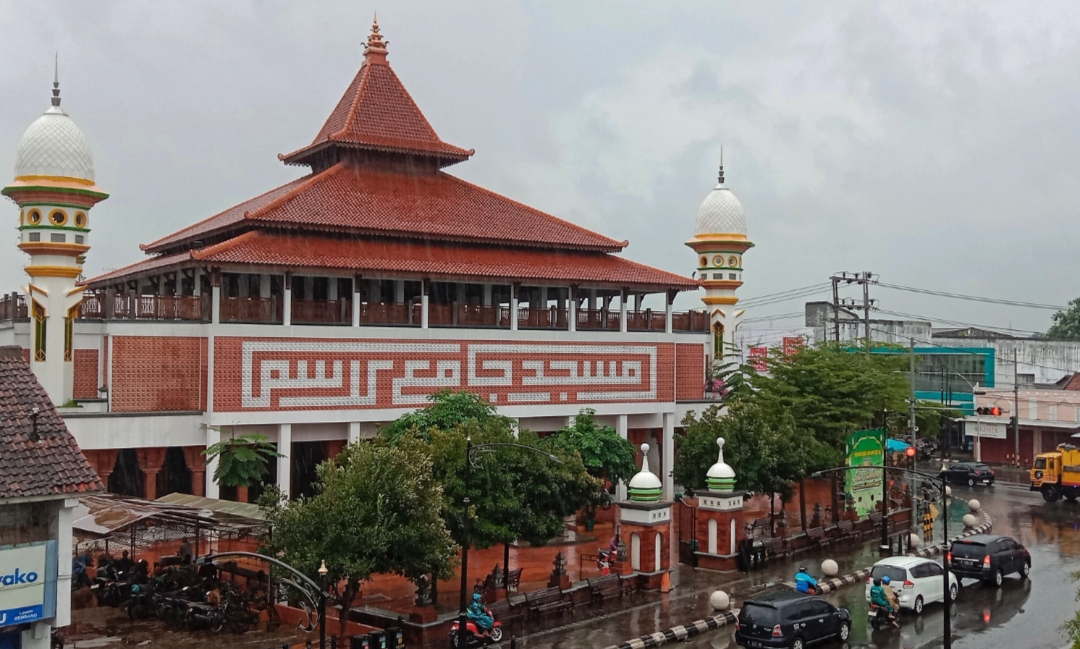 BERSEJARAH: Pengendara melewati jalan depan Masjid Jami Lasem pada Rabu (13/3).