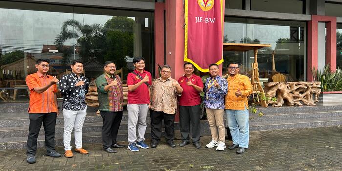 TARTARIK: Konsul Jenderal RI Johor Bahru dan rombongan ketika berkunjung ke salah satu showroom di Jepara.