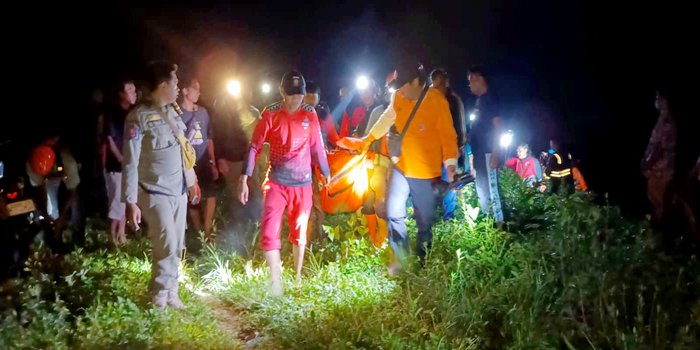 EVAKUASI: Tim SAR mengevakuasi korban tenggelam di sungai ngroto pada Senin (12/3) malam.