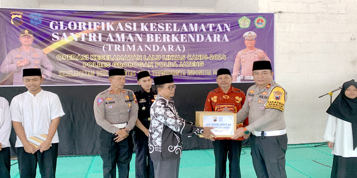 GLORIFIKASI: Kasat Lantas Polres Grobogan AKP Tejo Suwono saat melakukan glorifikasi keselamatan santri aman berkendara (Trimandra) di Ponpes Budi Utomo, Kecamatan Toroh