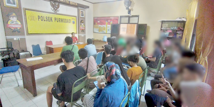 PEMBINAAN: Petugas gabungan dari TNI, Polri dan Satpol PP Kota Purwodadi melakukan pendataan dan pembinaan dalam razia Kantibmas di kos-kosan kemarin
