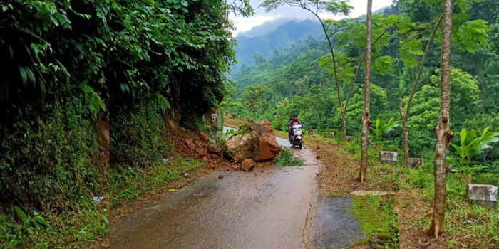 DAERAH RAWAN BENCANA : Seorang pengendara sepeda motor saat melewati area longsoran di jalan Desa Rahtawu Kecamatan Gebog.