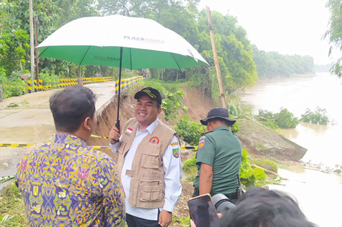 CEK LOKASI: Bupati Blora Arief Rohman memantau lokasi longsor akibat luapan air Bengawan Solo, Rabu (13/3.