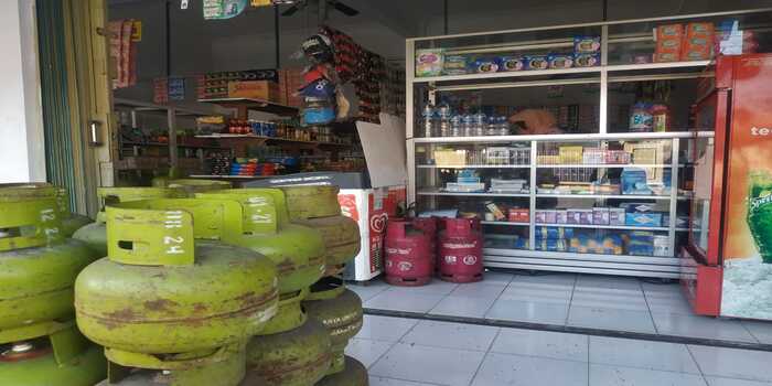 DIJUAL: Gas melon ditata di salah satu toko kelontok di Kecamatan Wedarijaksa belum lama ini.