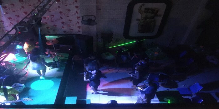 PESTA: Masyarakat menikmati pertunjukan hiburan malam di salah satu karaoke Pati baru-baru ini.
