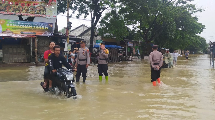 Kondisi banjir di Glonggong Jakenan akibat curah hujan yang cukup tinggi hal ini menyebabkan akses transportasi terhambat.