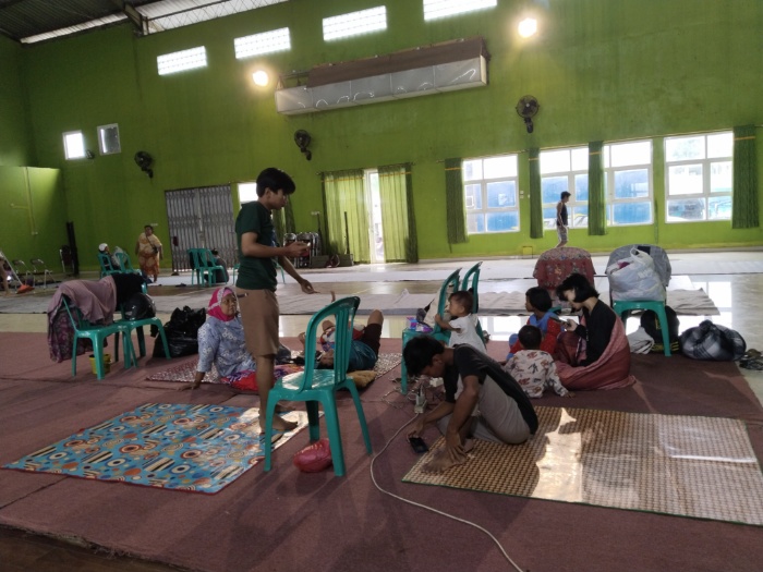 NGUNGSI: Warga terdampak banjir mengungsi di Balai Desa Jati Wetan, Kecamatan Jati, Kudus Kamis (14/3).