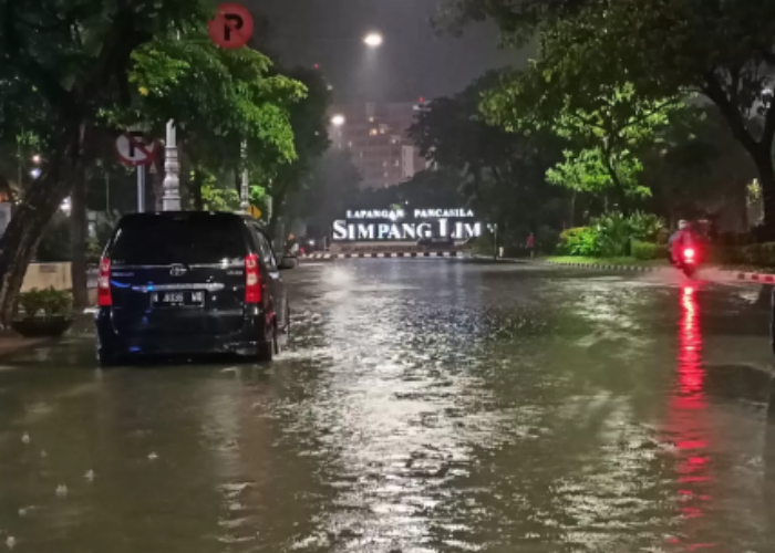 BANJIR: Sejumlah kendaraan terjebak banjir di wilayah Simpang Lima Semarang pada Rabu (13/3) malam.