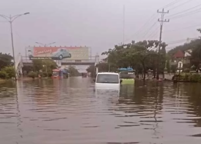 LUMPUH: Jalan Raya Kaligawe - Genuk Semarang lumpuh total usai diterjang banjir dengan ketinggian 1 meter.