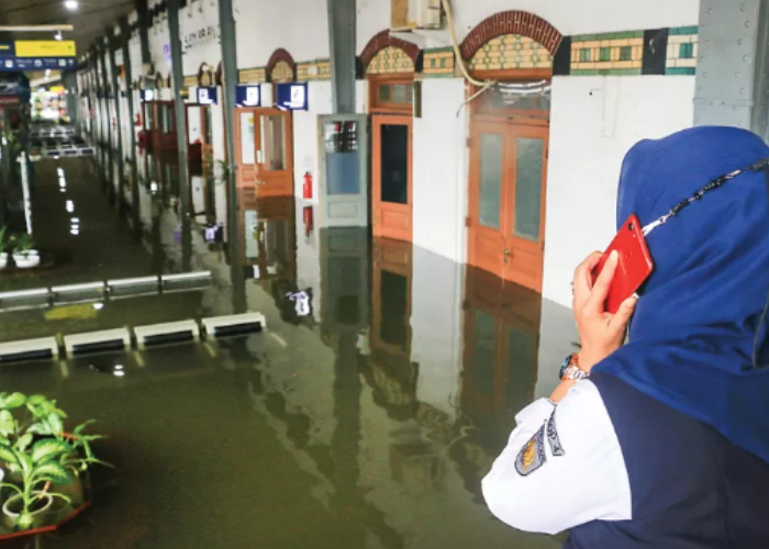 LUMPUH: Banjir yang melanda Stasiun Tawang menyebabkan aktivitas lumpuh.