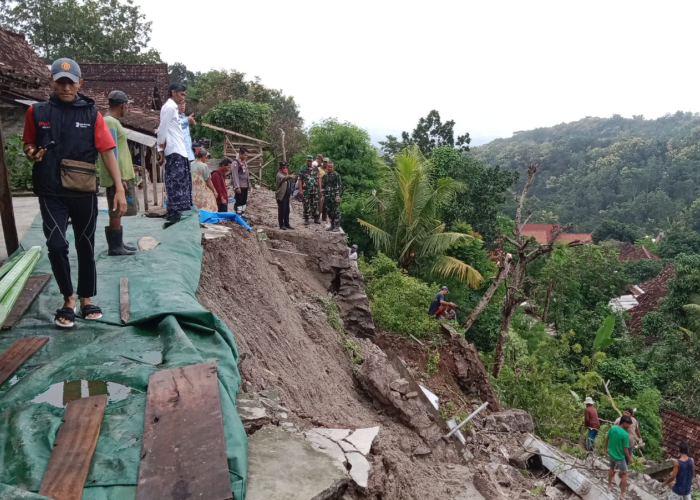 LONGSOR: Hujan deras yang melanda Kabupaten Rembang membuat tebing di Dukuh Geles, Desa Sendangcoyo longsor pada Kamis (14/3) dini hari.