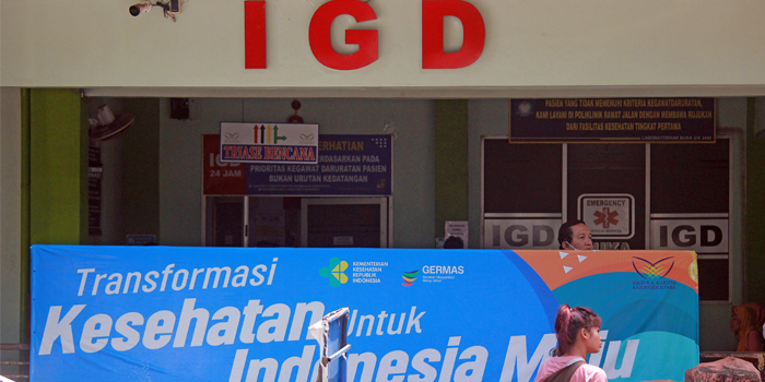 MENURUN: Masyarakat melintas di depan IGD RSUD RA Kartini Jepara belum lama ini.
