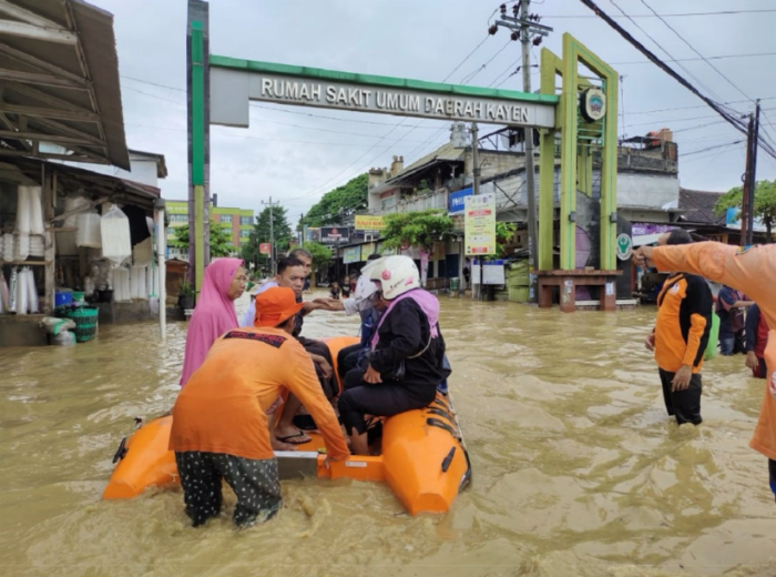 KEBANJIRAN: Masyarakat wilayah Jakenan tetap beraktifitas di tengah musibah banjir.