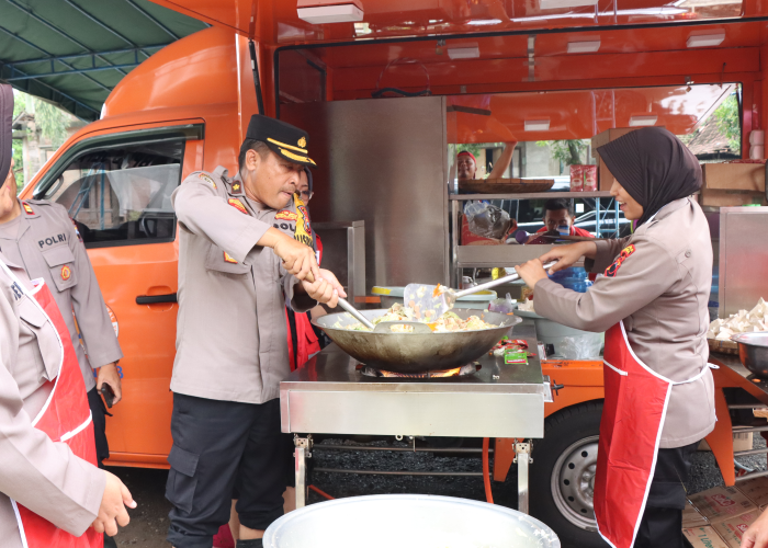 BERAKSI: Petugas kepolisian dari Polres Jepara memasak di dapur umum untuk memenuhi kebutuhan korban banjir.