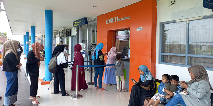 BATAL: Para pemesan tiket kereta api sedang mengurus pengembalian biaya tiket di loket Stasiun Ngrombo, Kamis (14/3).