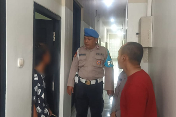 RAZIA PEKAT: Kapolsek Grobogan AKP Chandra Bayu melakukan peemeriksaan di tempat kos, hotel di wilayah Kecamatan Grobogan dalam operasi pekat.