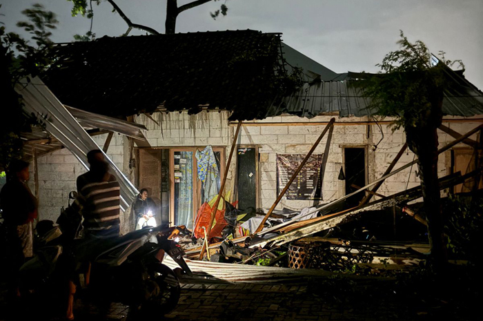 DISAPU BENCANA: Kondisi rumah di Desa Gondosari mengalami rusak usai terkena dampak angin puting beliung.