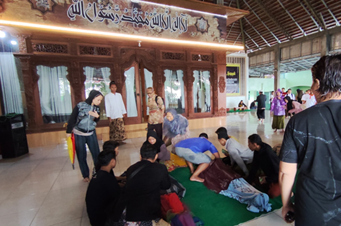 DIEVAKUSI: Polisi bersama warga mengevakuasi tiga santri yang tenggelam di persawahan di Desa Kirig, Kecamatan Mejobo.
