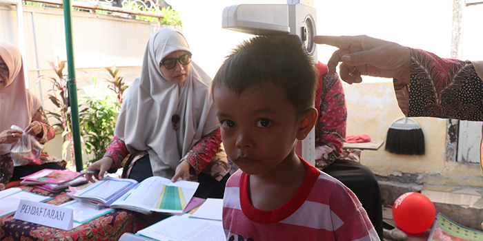DIUKUR: Kader Posyandu mengukur tinggi balita baru-baru ini. Upaya cegah stunting.