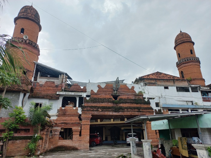 MEGAH: Tembok depan sekaligus menara Masjid Baiturrohman Menduran yang dibangun seperti gaya arsitektur Timur Tengah beberapa waktu lalu.