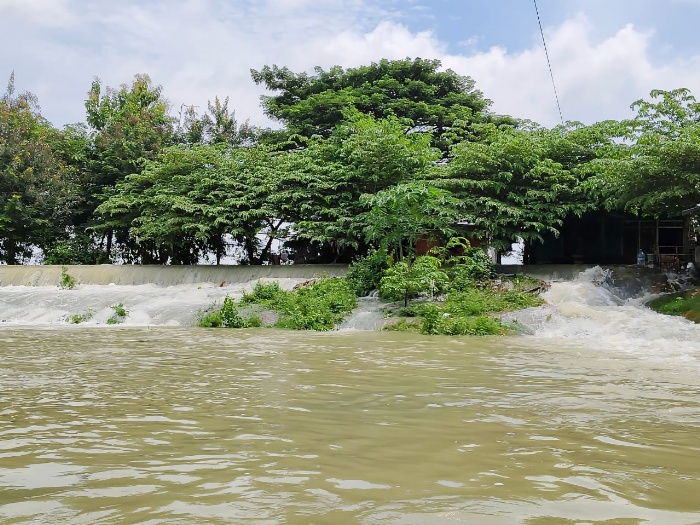 AIR MELIMPAS: Kondisi air melimpas melewati tanggul di Desa Bugel, Kecamatan Godong karena adanya tanggul jebol dari sungai Lusi, Jumat (16/3).