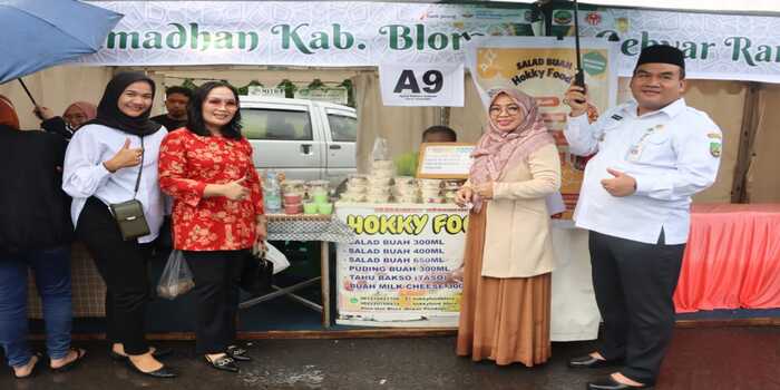 DUKUNG: Bupati Blora Arief Rohman bersama sang istri saat menengok dan berbelas di Gebyar Ramadan yang diselenggarakan di depan pendopo Kabupaten Blora.