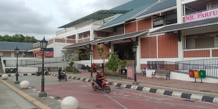 POTENSI: Pengendara melintas di depan Pasar Kreatif Lasem beberapa waktu lalu.