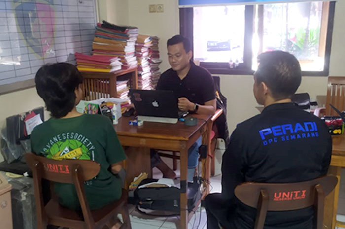 Dua&nbsp;pemuda yang kedapatan&nbsp;memperjualbelikan racikan obat mercon untuk bahan petasan&nbsp; diinterogasi Polres Jepara, Sabtu (16/3).