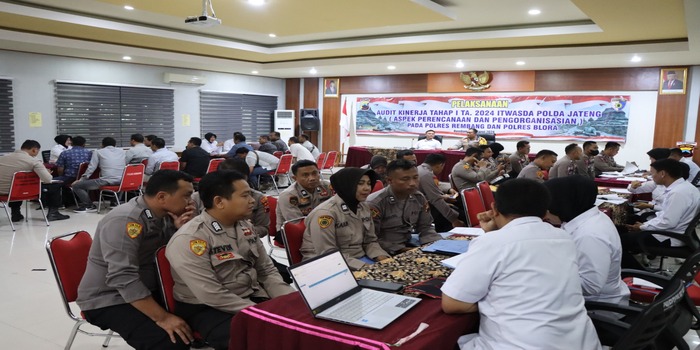 TELITI DOKUMEN: Tim Audit Kinerja Itwasda Polda Jawa Tengah meneliti dokumen saat audit kinerja di Polres Rembang kemarin.