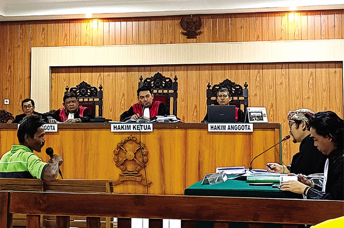 SIDANG: Warga Cikmas Karimunjawa hadir sebagai saksi menjelaskan yang ia alami sebagai Nelayan di Karimunjawa.