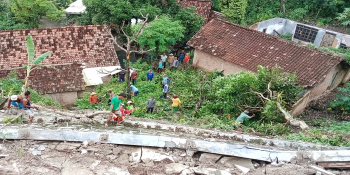GOTONG ROYONG: Kondisi tebing di Dukuh Deles, Desa Sendangcoyo saat terjadi longsor baru-baru ini