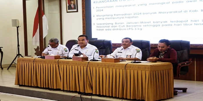 GETAK CEPAT: Bupati Blora Arief Rohman menggelar rapat penanganan kelangkaan gas elpiji di Blora