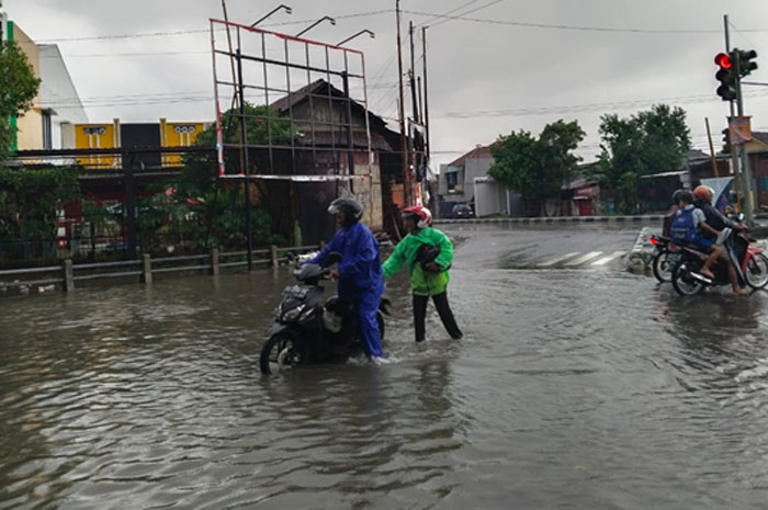 MOTOR MATI: Kendaraan bermotor mogok setelah menerobos banjir di Jalan Sentot Prawirodirjo, Desa Tanjungkarang, Kecamatan Jati, Kudus, Kamis (14/3).