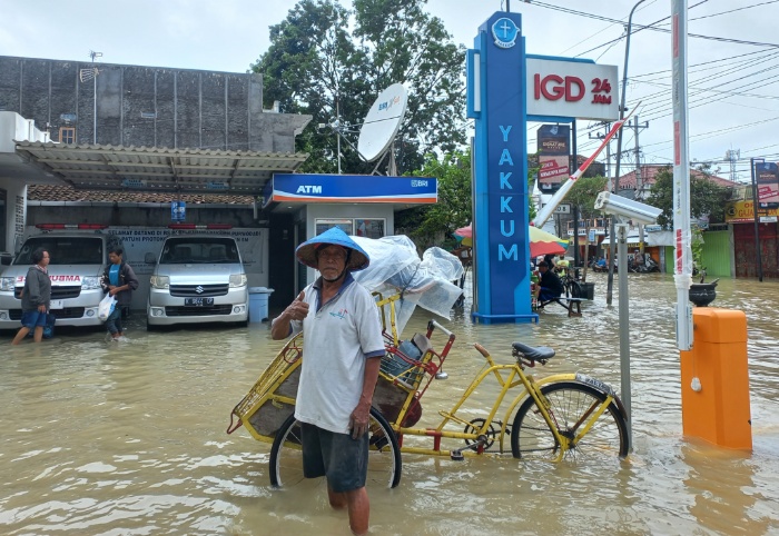 TERJANG: Para penjaja ojek becak yang kebanjiran berkah Minggu, (17/3).