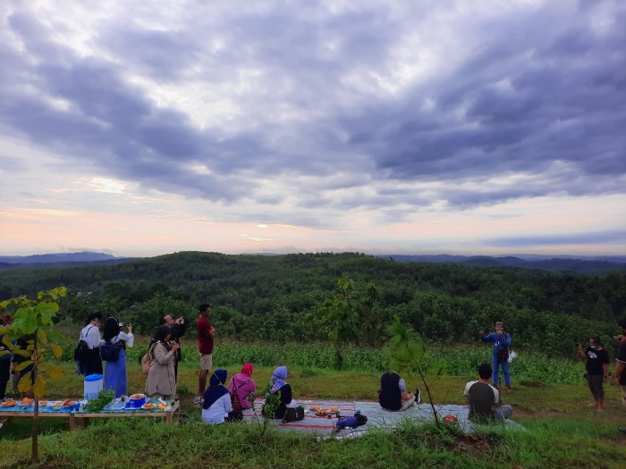 KEREN: Pesona langit sore di Bukit Kunci untuk ngabuburit menunggu waktu berbuka.